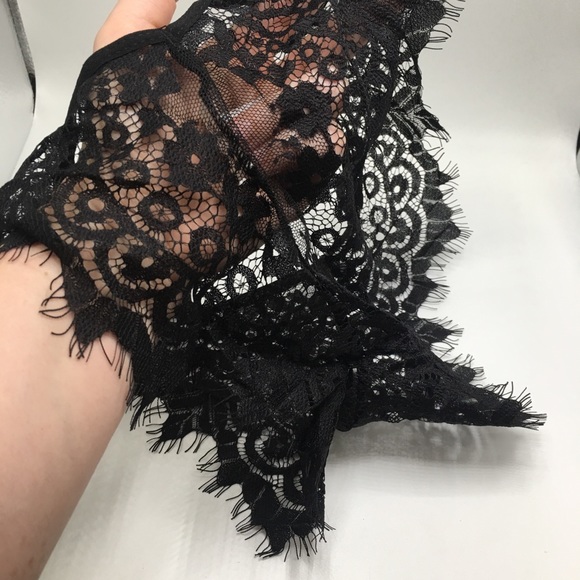 Black lace bra and brazilian cheeky panty set - Picture 4 of 5